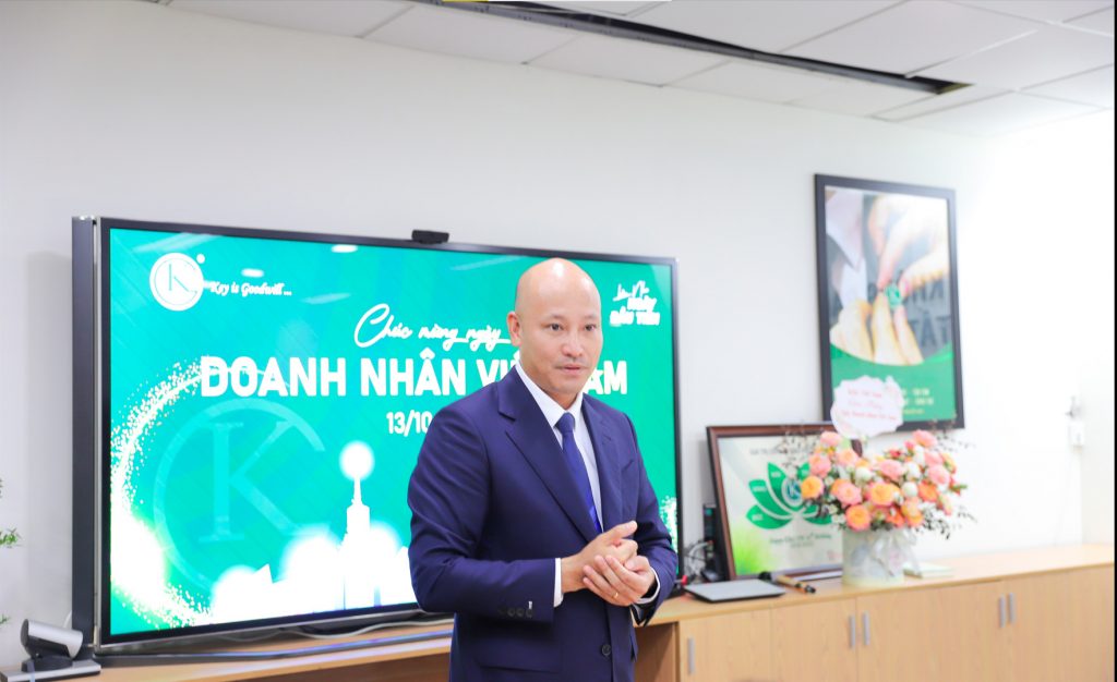 Anh Tăng Văn Khanh phát biểu tại buổi lễ Chúc mừng ngày Doanh nhân Việt Nam