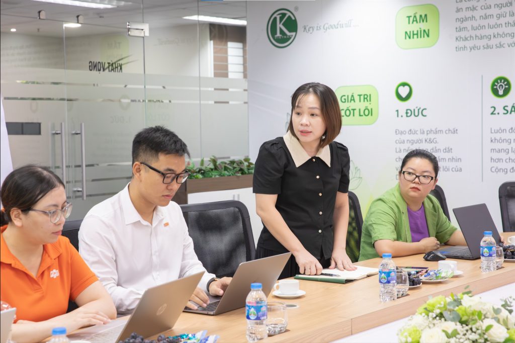 Chuyên gia Hoàng Nam Tiến giao lưu, gặp gỡ KGer cấp quản lý tại K&G Việt Nam